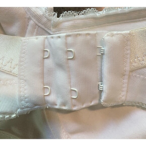 NWOT Classique Bra Women’s 32A Mastectomy White Pockets Adjustable Straps - Picture 2 of 4